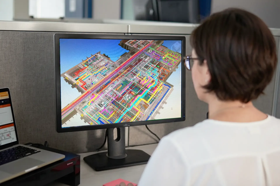 Enginnering working with a healthcare BIM model on a computer